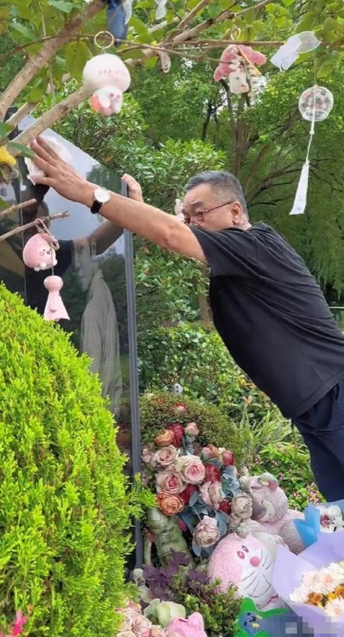 乔任梁去世7周年，陈乔恩和乔任梁父母一同扫墓代尽孝心