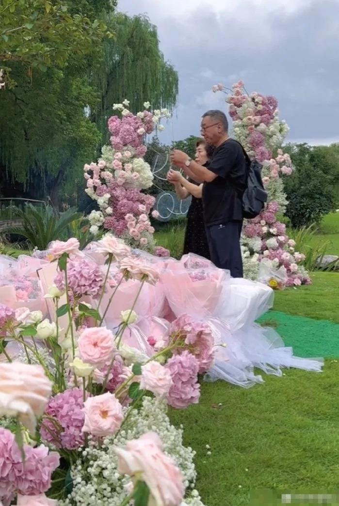 乔任梁去世7周年，陈乔恩和乔任梁父母一同扫墓代尽孝心