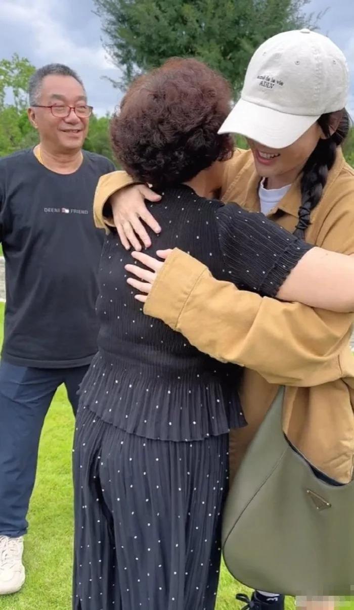 乔任梁去世7周年，陈乔恩和乔任梁父母一同扫墓代尽孝心