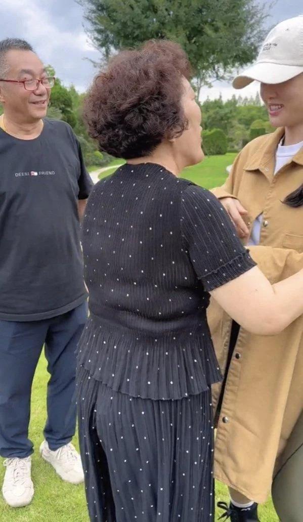 乔任梁去世7周年，陈乔恩和乔任梁父母一同扫墓代尽孝心