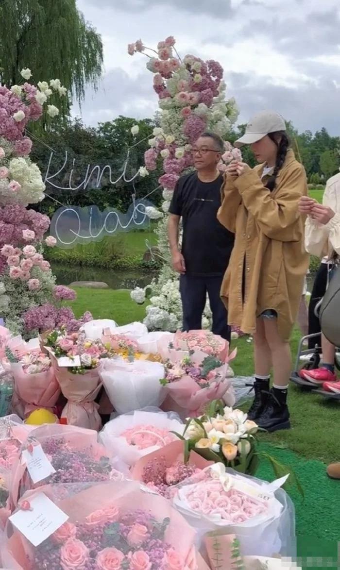 乔任梁去世7周年，陈乔恩和乔任梁父母一同扫墓代尽孝心