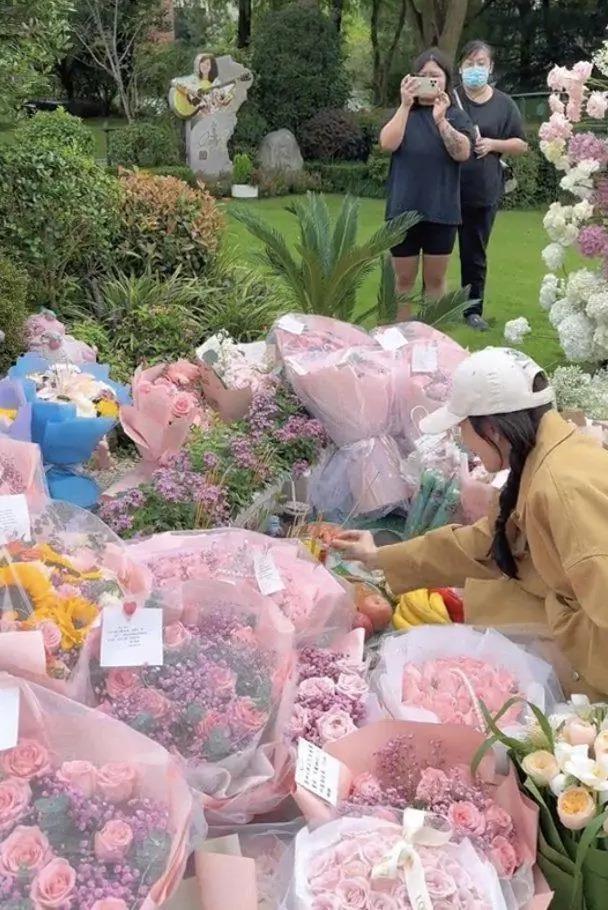 乔任梁去世7周年，陈乔恩和乔任梁父母一同扫墓代尽孝心