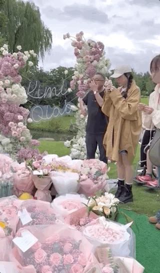 乔任梁去世7周年，陈乔恩和乔任梁父母一同扫墓代尽孝心