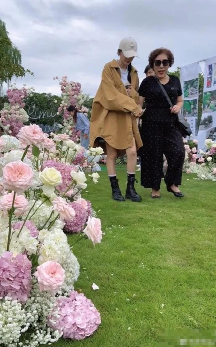 乔任梁去世7周年，陈乔恩和乔任梁父母一同扫墓代尽孝心