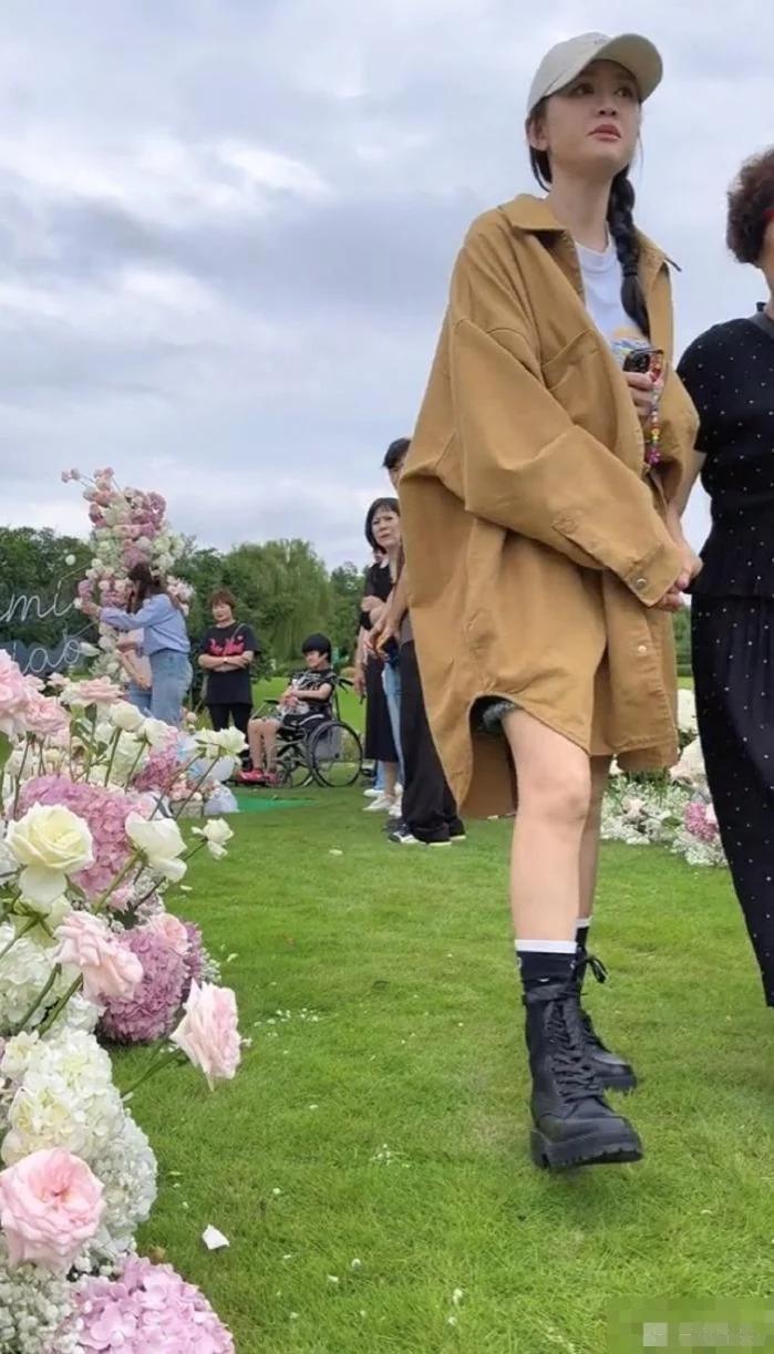 乔任梁去世7周年，陈乔恩和乔任梁父母一同扫墓代尽孝心