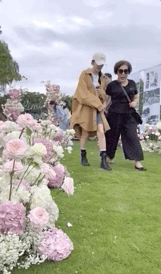 乔任梁去世7周年，陈乔恩和乔任梁父母一同扫墓代尽孝心