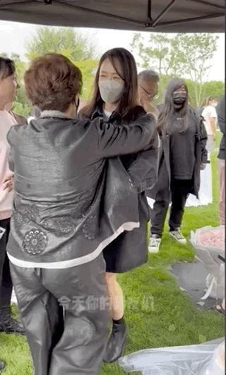 乔任梁去世7周年，陈乔恩和乔任梁父母一同扫墓代尽孝心