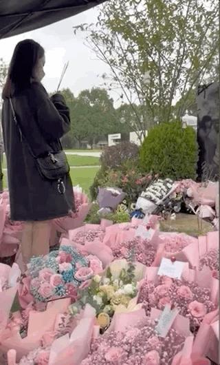 乔任梁去世7周年，陈乔恩和乔任梁父母一同扫墓代尽孝心