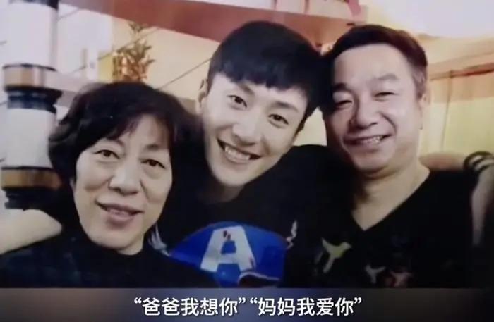 乔任梁去世7周年，陈乔恩和乔任梁父母一同扫墓代尽孝心