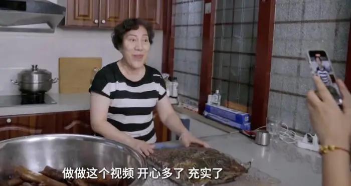 乔任梁去世7周年，陈乔恩和乔任梁父母一同扫墓代尽孝心