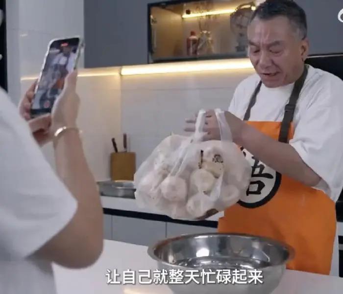 乔任梁去世7周年，陈乔恩和乔任梁父母一同扫墓代尽孝心