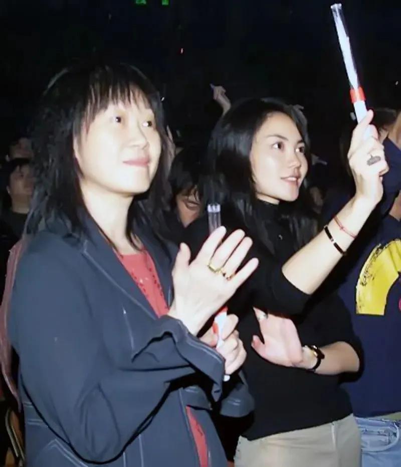 李亚鹏景岗山合体卖货，王菲率领的“六年一班”境遇大不同