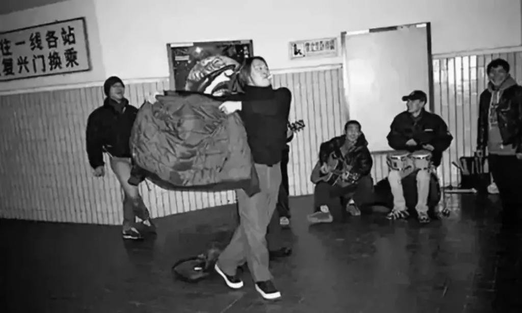 李亚鹏景岗山合体卖货，王菲率领的“六年一班”境遇大不同