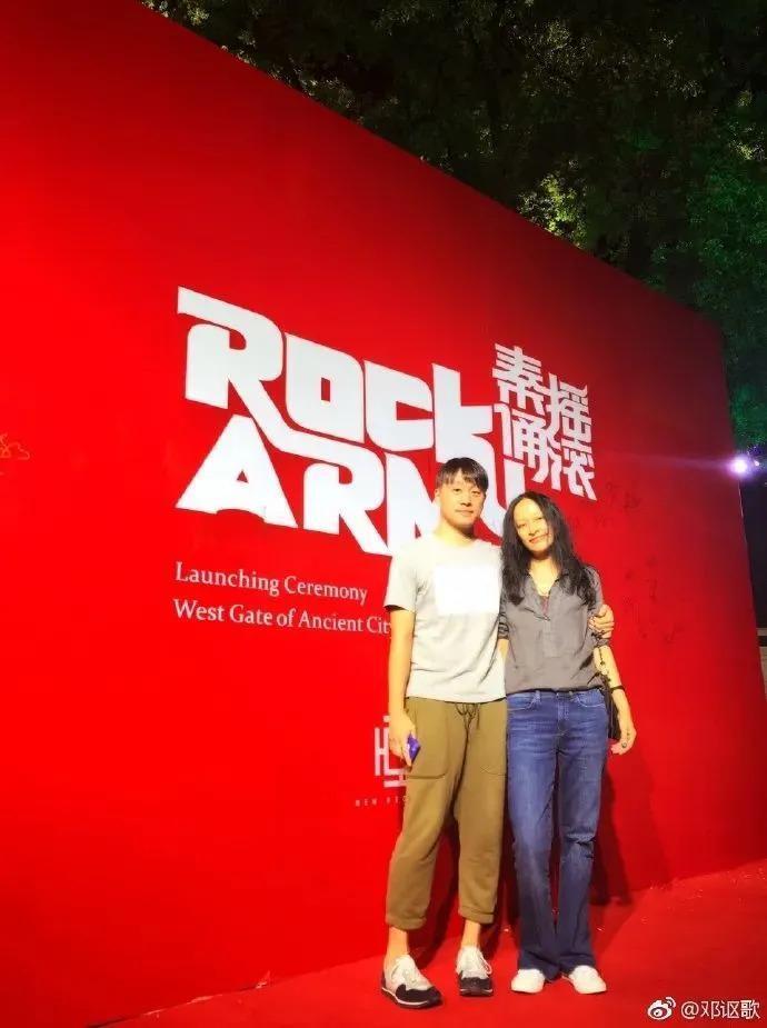 李亚鹏景岗山合体卖货，王菲率领的“六年一班”境遇大不同