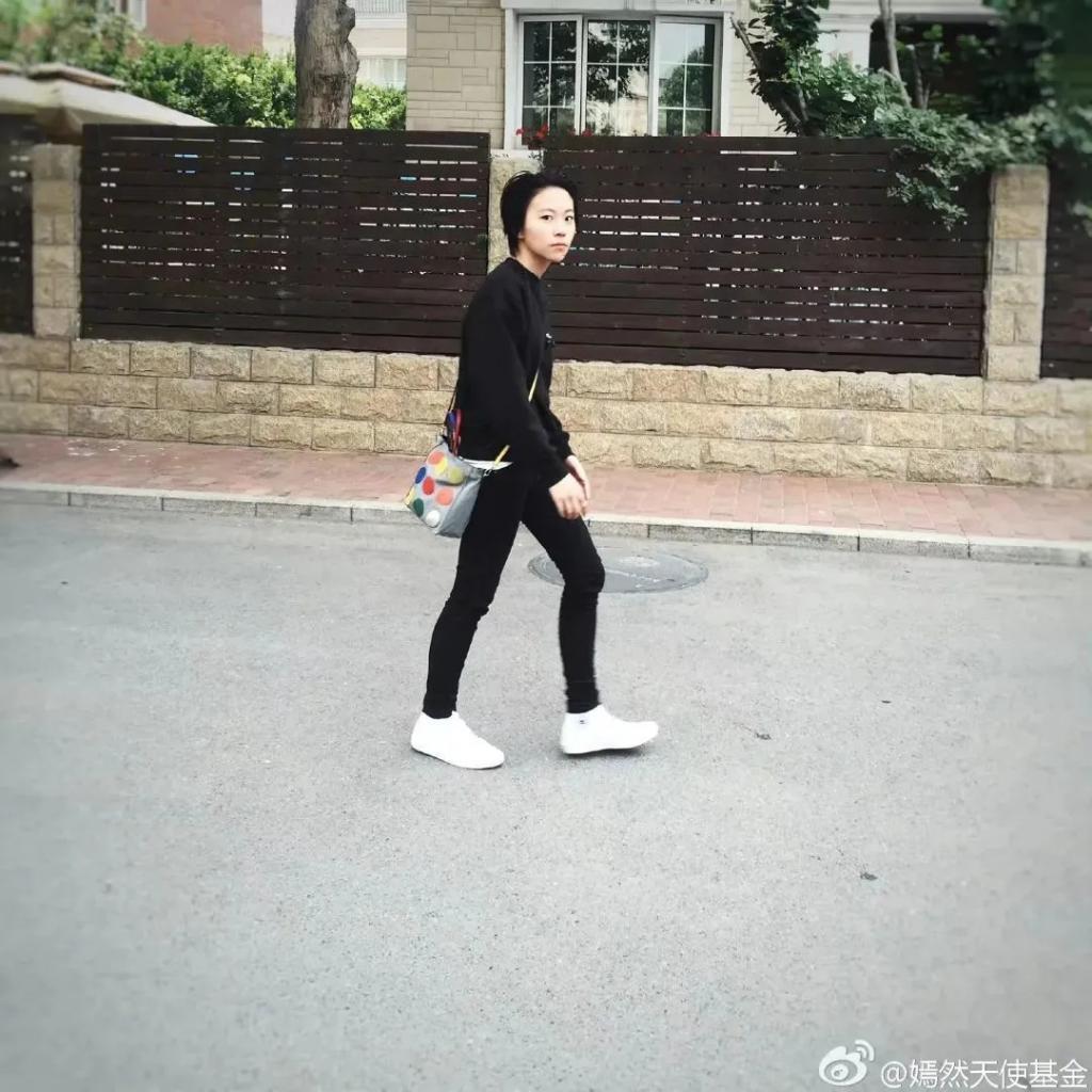 李亚鹏景岗山合体卖货，王菲率领的“六年一班”境遇大不同