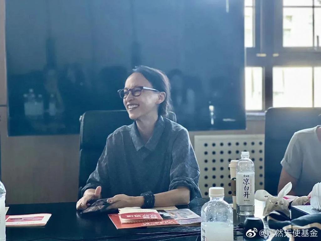 李亚鹏景岗山合体卖货，王菲率领的“六年一班”境遇大不同
