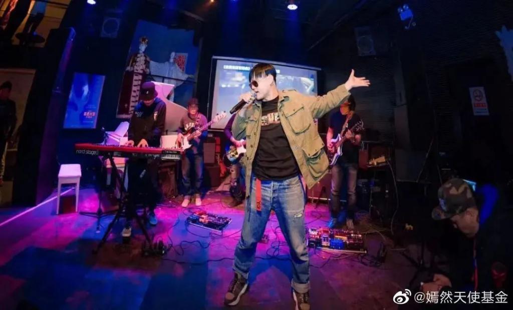 李亚鹏景岗山合体卖货，王菲率领的“六年一班”境遇大不同