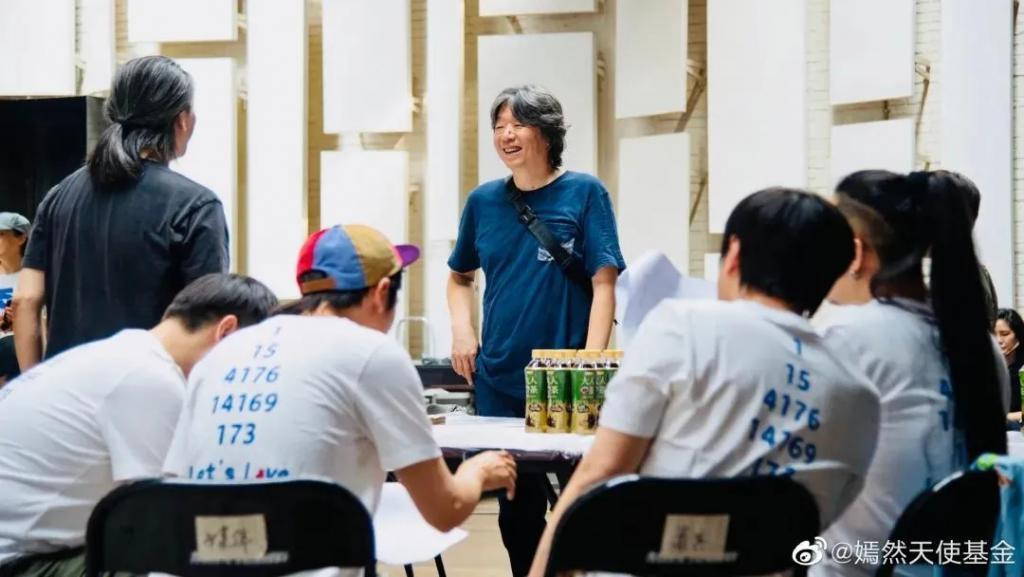 李亚鹏景岗山合体卖货，王菲率领的“六年一班”境遇大不同