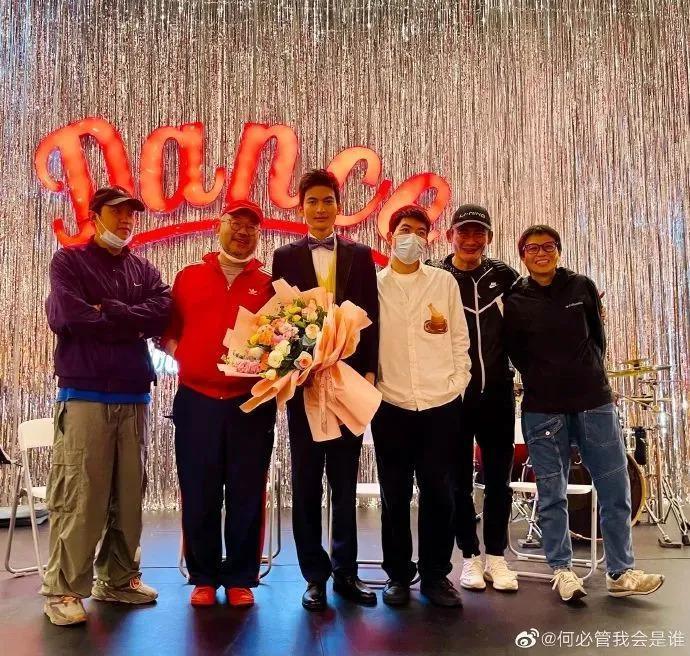 李亚鹏景岗山合体卖货，王菲率领的“六年一班”境遇大不同