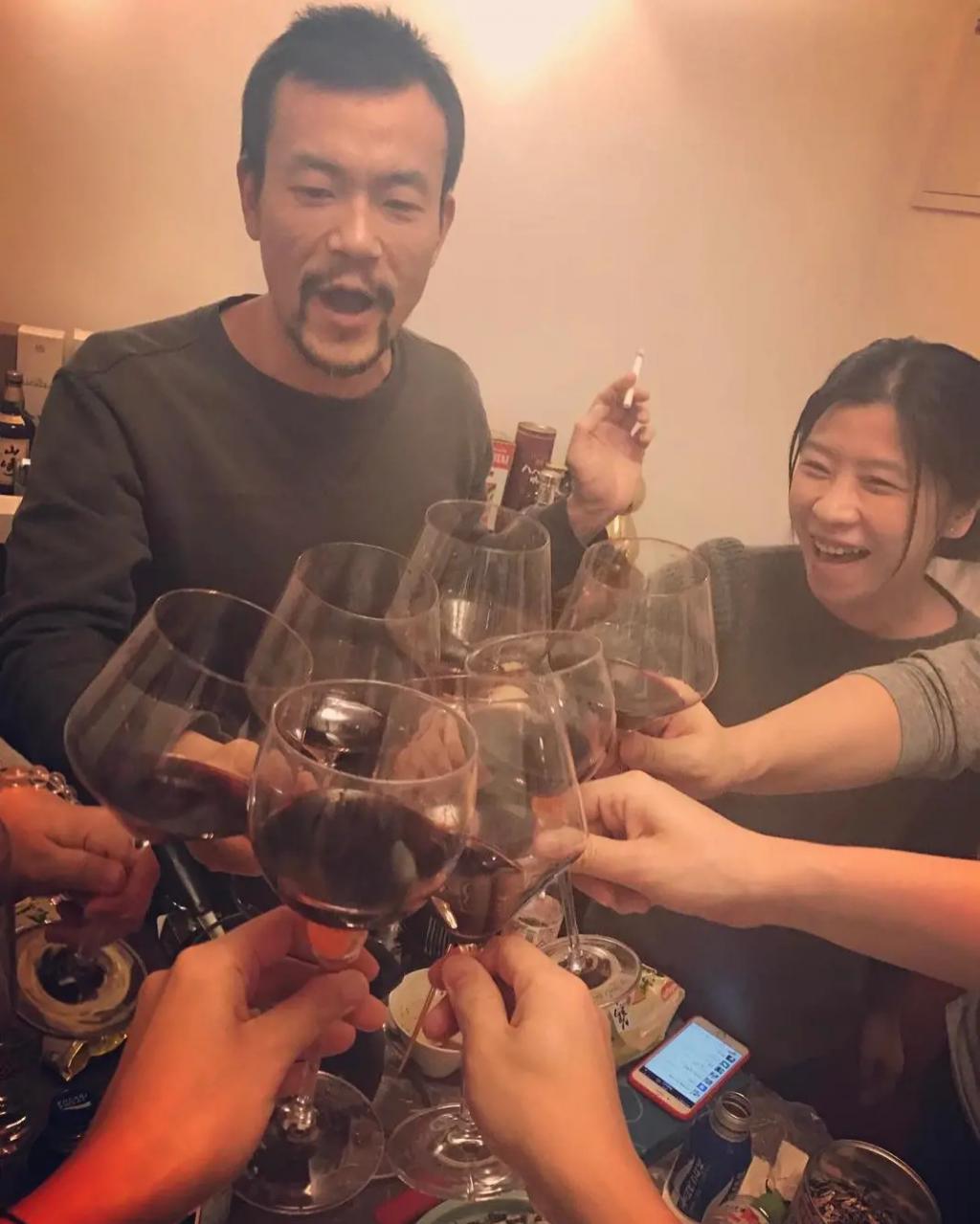 李亚鹏景岗山合体卖货，王菲率领的“六年一班”境遇大不同