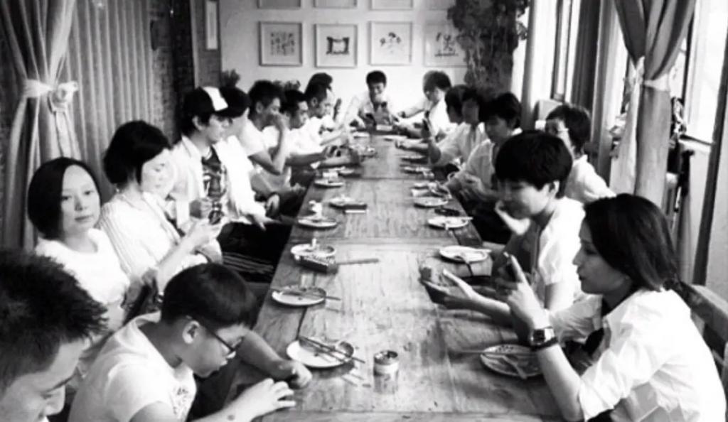 李亚鹏景岗山合体卖货，王菲率领的“六年一班”境遇大不同