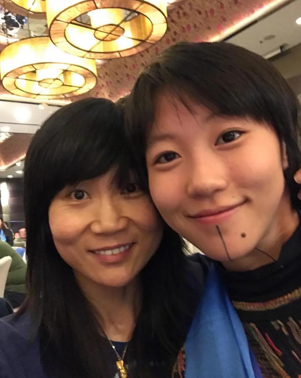 李亚鹏景岗山合体卖货，王菲率领的“六年一班”境遇大不同