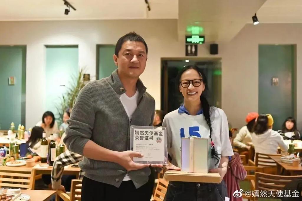 李亚鹏景岗山合体卖货，王菲率领的“六年一班”境遇大不同