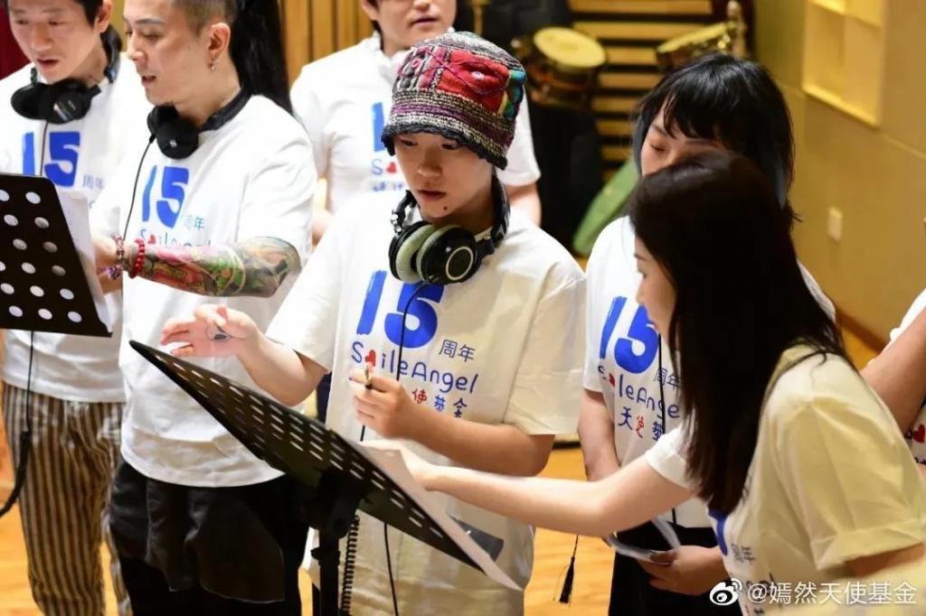李亚鹏景岗山合体卖货，王菲率领的“六年一班”境遇大不同