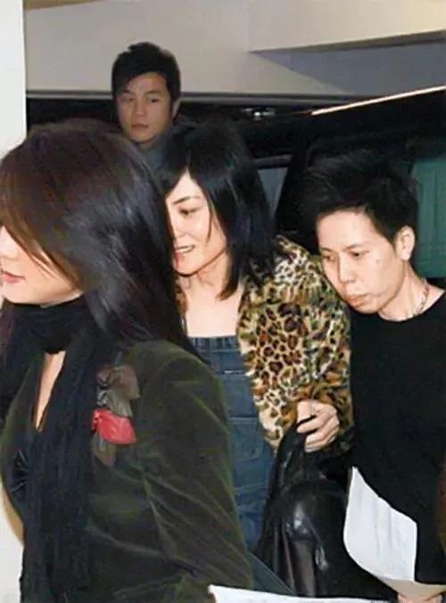 李亚鹏景岗山合体卖货，王菲率领的“六年一班”境遇大不同