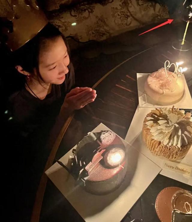 好友为关晓彤庆生合照曝光 素颜状态佳戴戒指引猜测