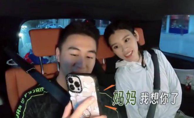 奚梦瑶何猷君同框上节目，与女儿打视频变夹子音，夫妻太恩爱