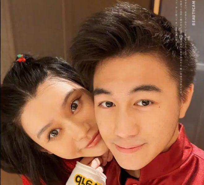 奚梦瑶何猷君同框上节目，与女儿打视频变夹子音，夫妻太恩爱