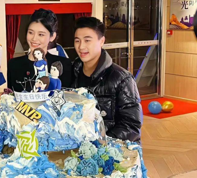 奚梦瑶何猷君同框上节目，与女儿打视频变夹子音，夫妻太恩爱