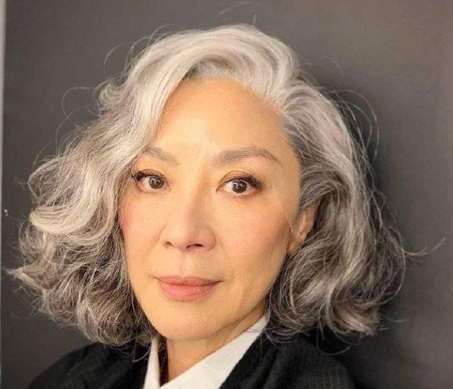 杨紫琼银发造型曝光，气场十足超摩登