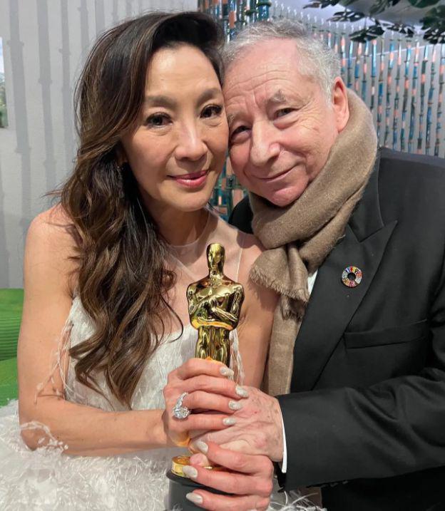 杨紫琼银发造型曝光，气场十足超摩登