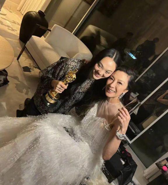 杨紫琼银发造型曝光，气场十足超摩登