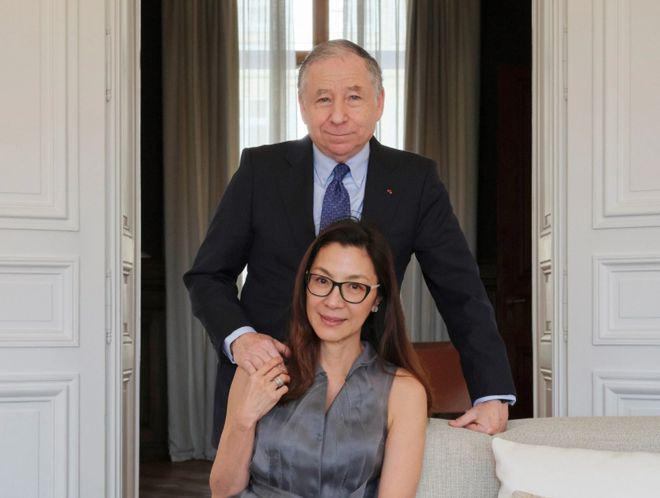 杨紫琼银发造型曝光，气场十足超摩登