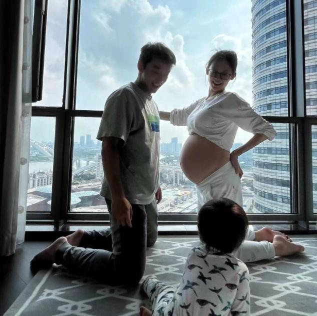 郑恺苗苗疑似生三胎，相框出现新生儿名字，此前现身月子中心
