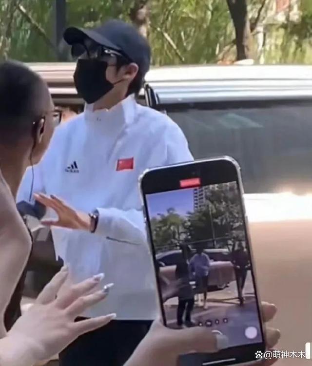 知名男星于适穿辱华品牌，上热搜营销爱国被骂，被指又当又立