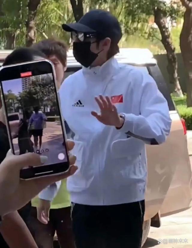 知名男星于适穿辱华品牌，上热搜营销爱国被骂，被指又当又立