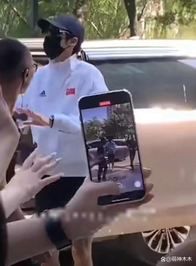 知名男星于适穿辱华品牌，上热搜营销爱国被骂，被指又当又立