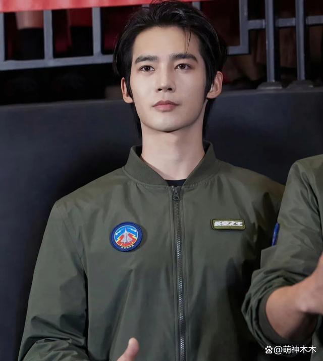 知名男星于适穿辱华品牌，上热搜营销爱国被骂，被指又当又立