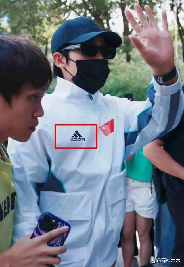 知名男星于适穿辱华品牌，上热搜营销爱国被骂，被指又当又立