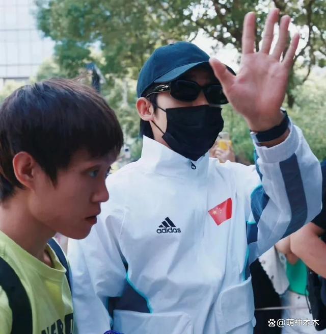 知名男星于适穿辱华品牌，上热搜营销爱国被骂，被指又当又立