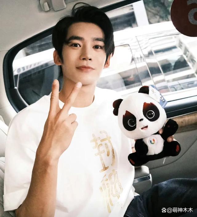 知名男星于适穿辱华品牌，上热搜营销爱国被骂，被指又当又立