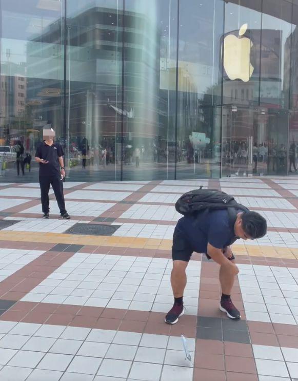 演员刘金街边怒砸iPhone！称再不买苹果，不满店内售后