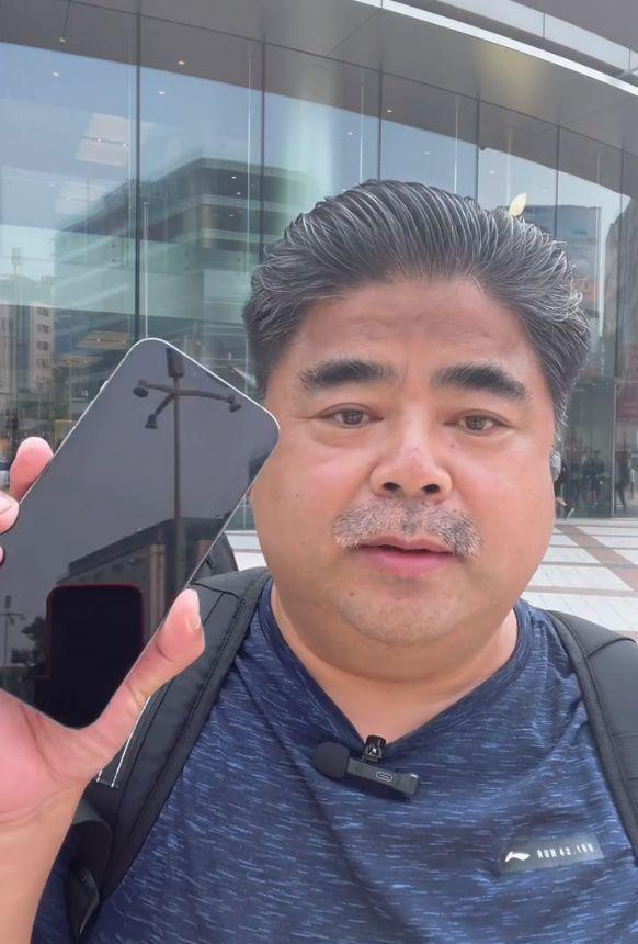 演员刘金街边怒砸iPhone！称再不买苹果，不满店内售后