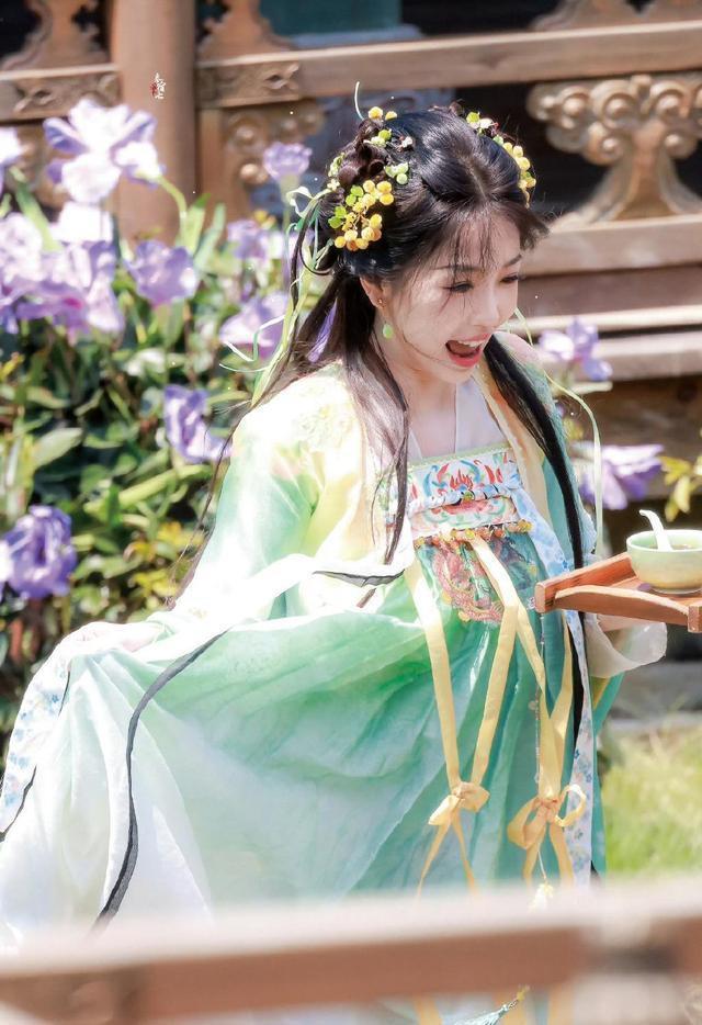 虞书欣《永夜星河》吃苹果路透曝光 表情俏皮可爱