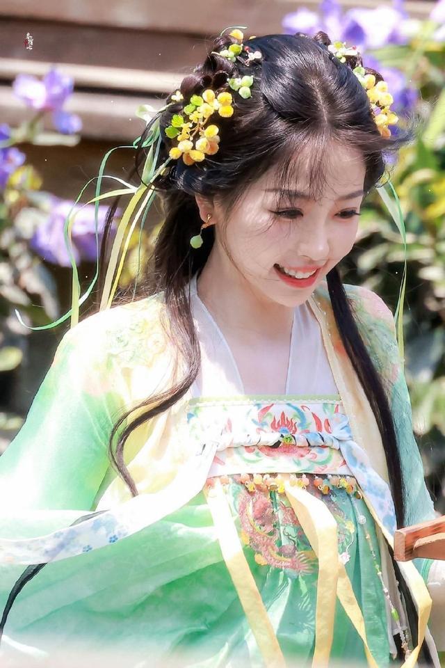 虞书欣《永夜星河》吃苹果路透曝光 表情俏皮可爱