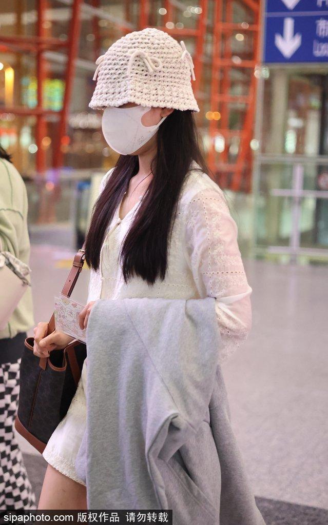 张婧仪穿白色短裙脚踩粉色平底鞋现身 身姿婉约婀娜